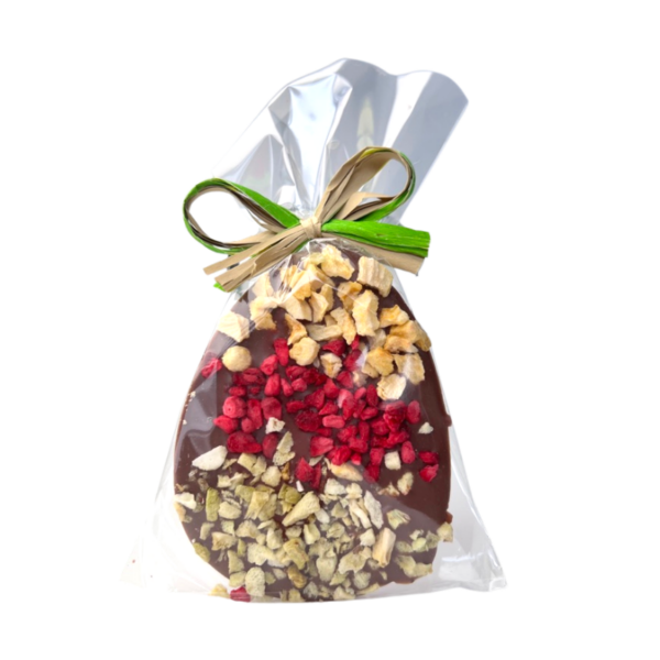 Mini Pisanka Czekolada Mleczna Malina Brzoskwinia Kiwi 20g od Chocolate Bush w przezroczystym celofanie z kokardką z rafii.